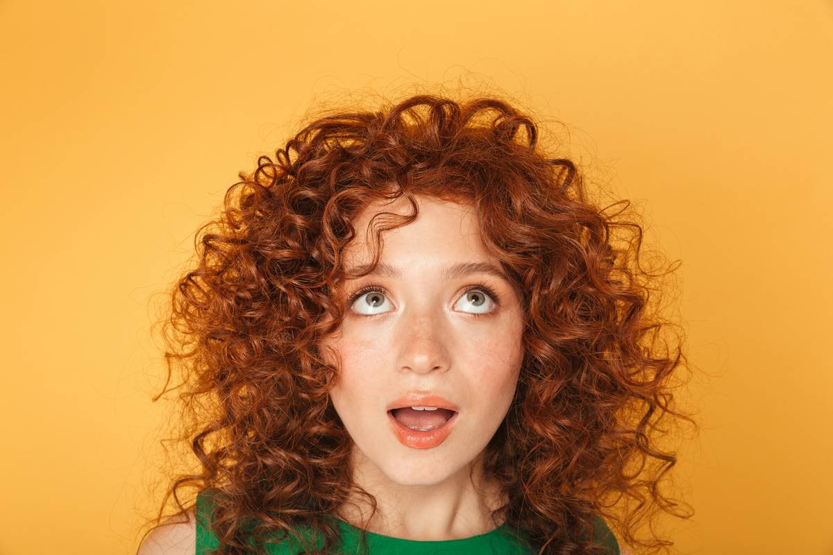 Infographic showing factors affecting hair perm longevity: hair type, perm chemistry, washing frequency, heat exposure, and product use.
