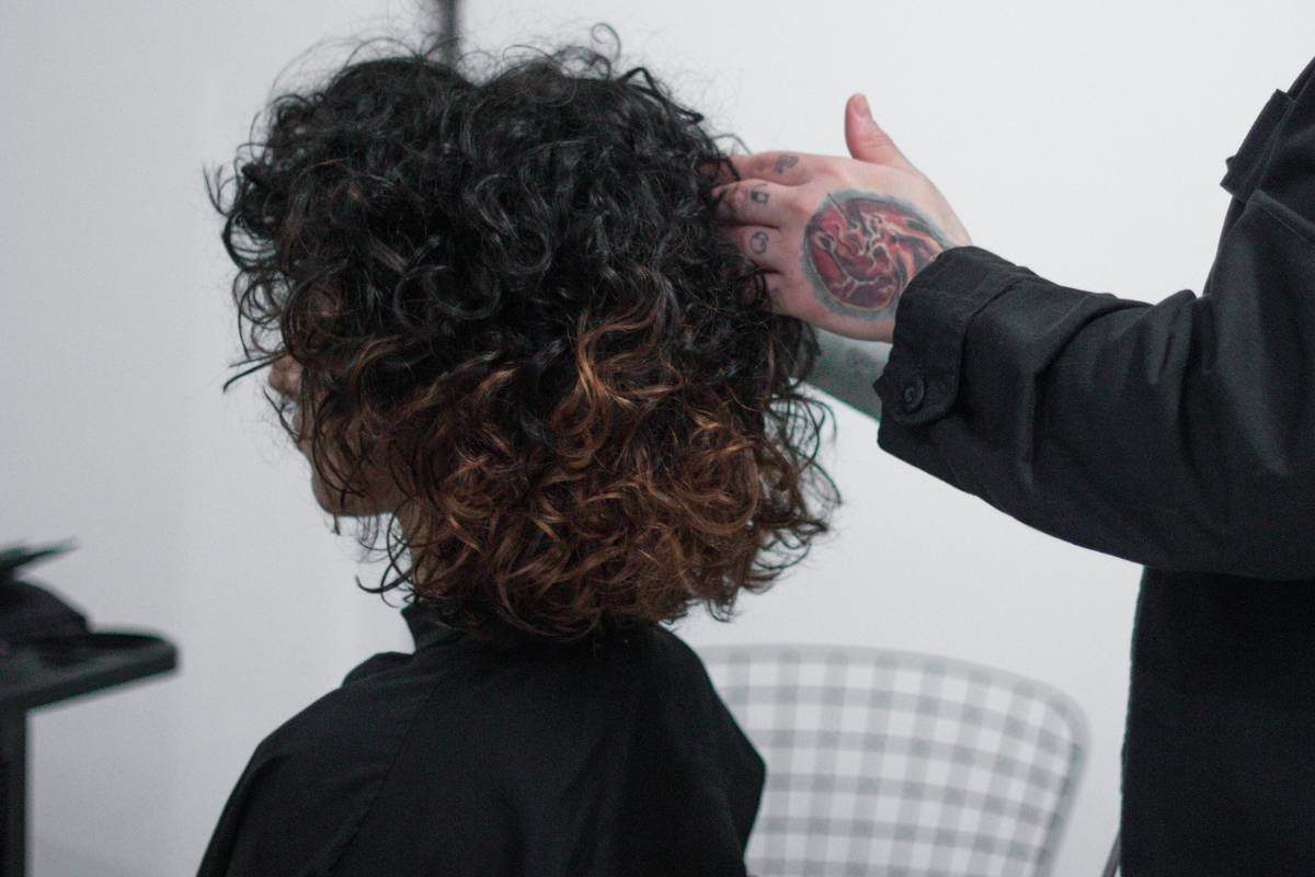 Comparison chart of acid perm vs. alkaline perm vs. digital perm showing pH levels, ideal hair types, and expected curl patterns